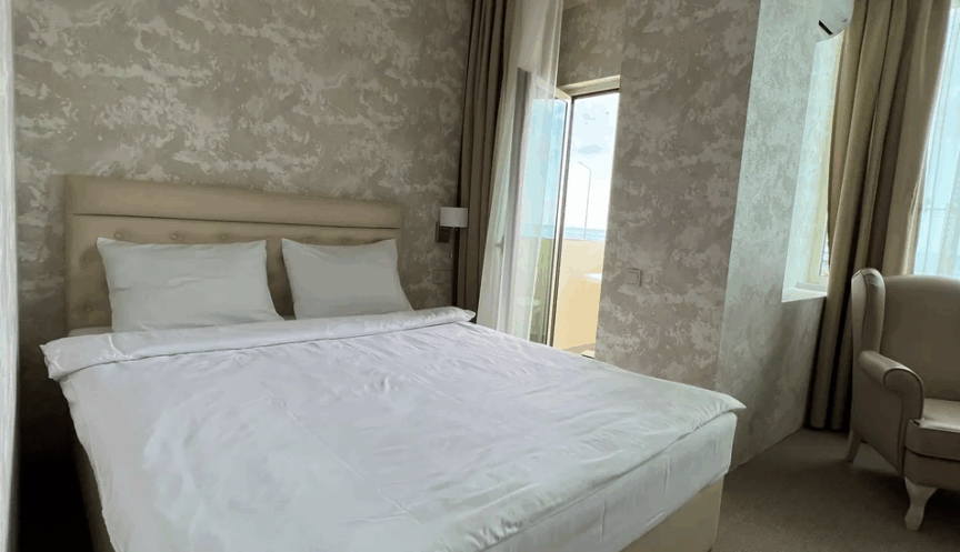 Улучшенный с балконом / на море